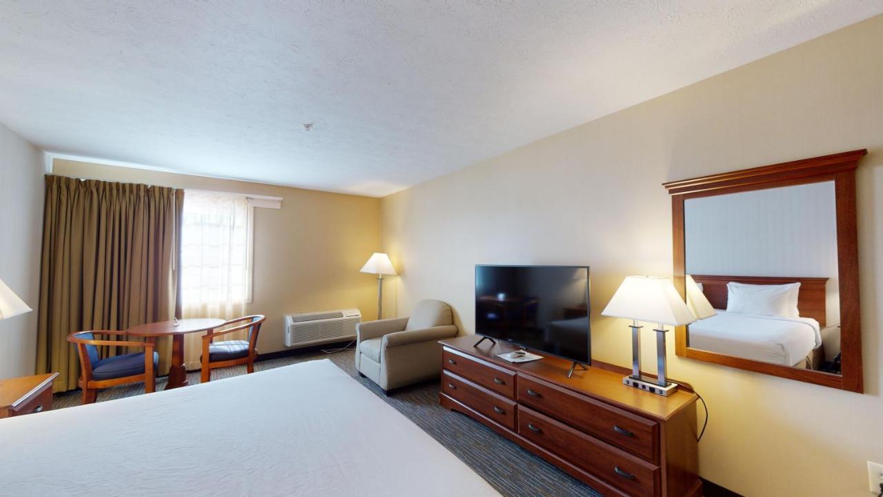 Ramada By Wyndham Strasburg - Shenandoah Valley Exterior foto