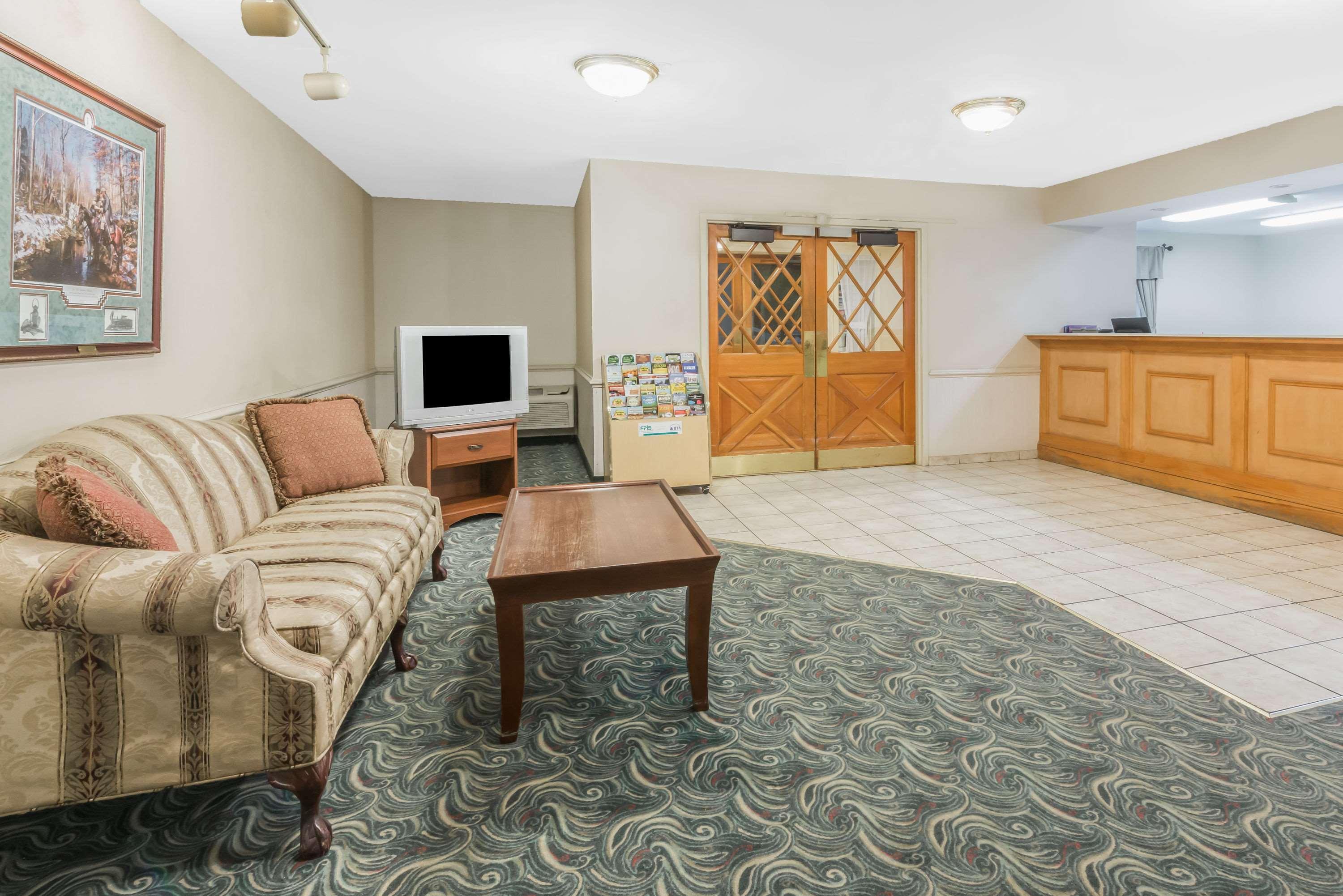 Ramada By Wyndham Strasburg - Shenandoah Valley Exterior foto
