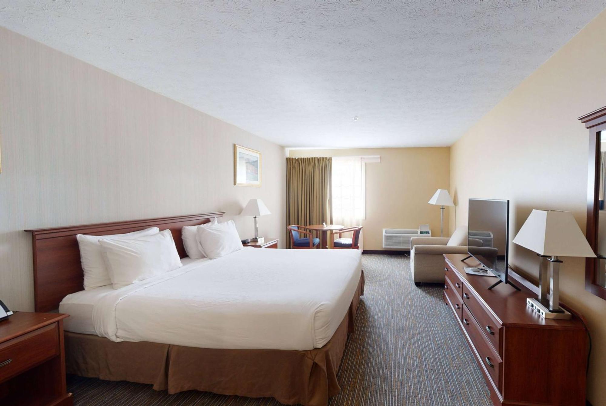 Ramada By Wyndham Strasburg - Shenandoah Valley Exterior foto