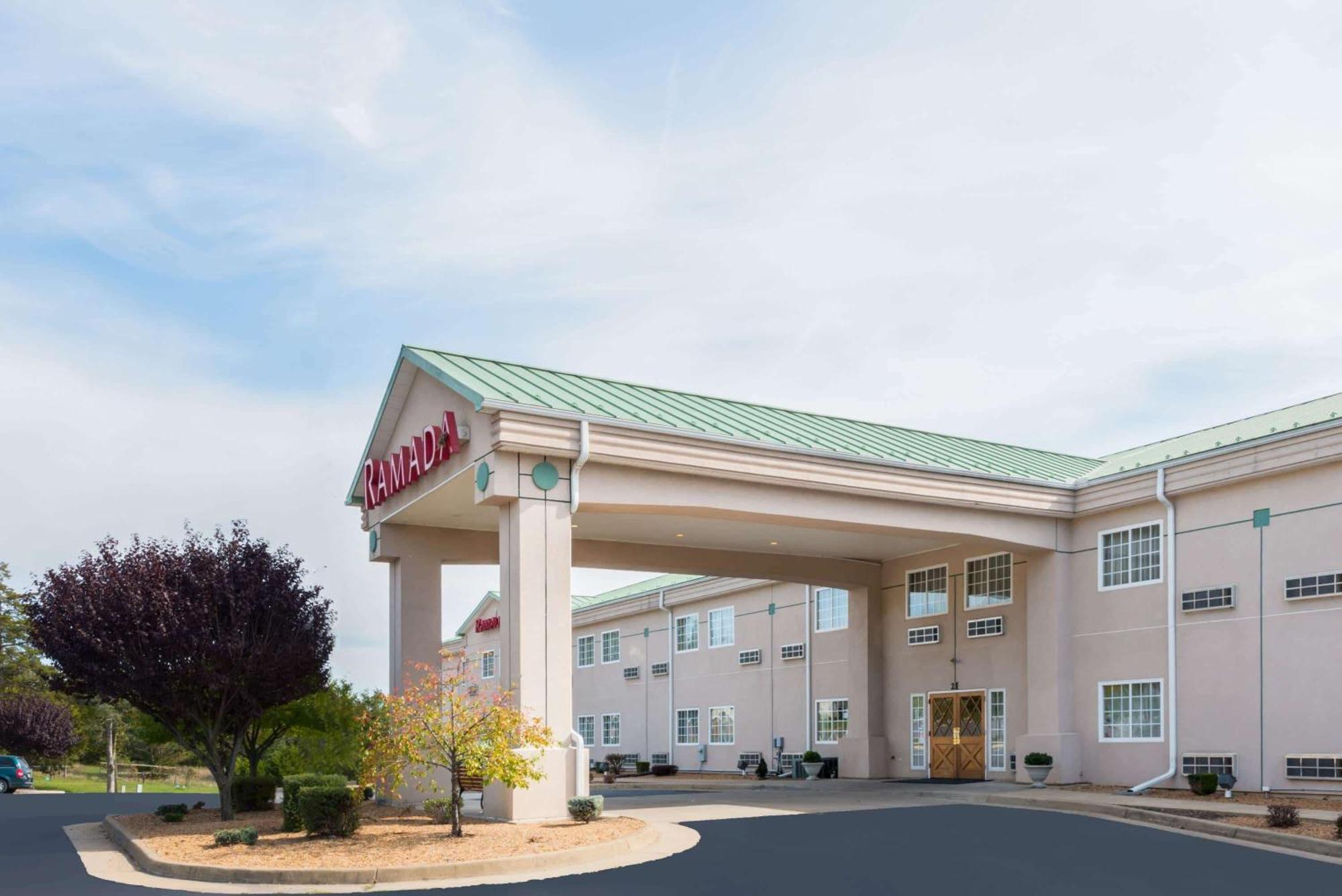 Ramada By Wyndham Strasburg - Shenandoah Valley Exterior foto