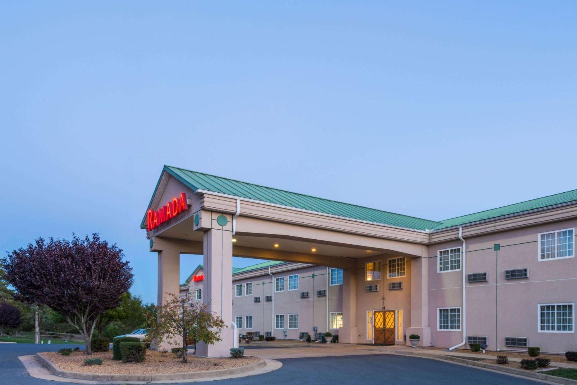 Ramada By Wyndham Strasburg - Shenandoah Valley Exterior foto